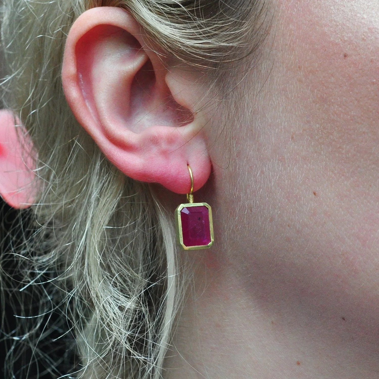 アクセサリー 18K WG Ruby Earring (Only ONE pc.) Emerald Cut Ruby Drop Earrings in Gold — Rebecca Myers Design